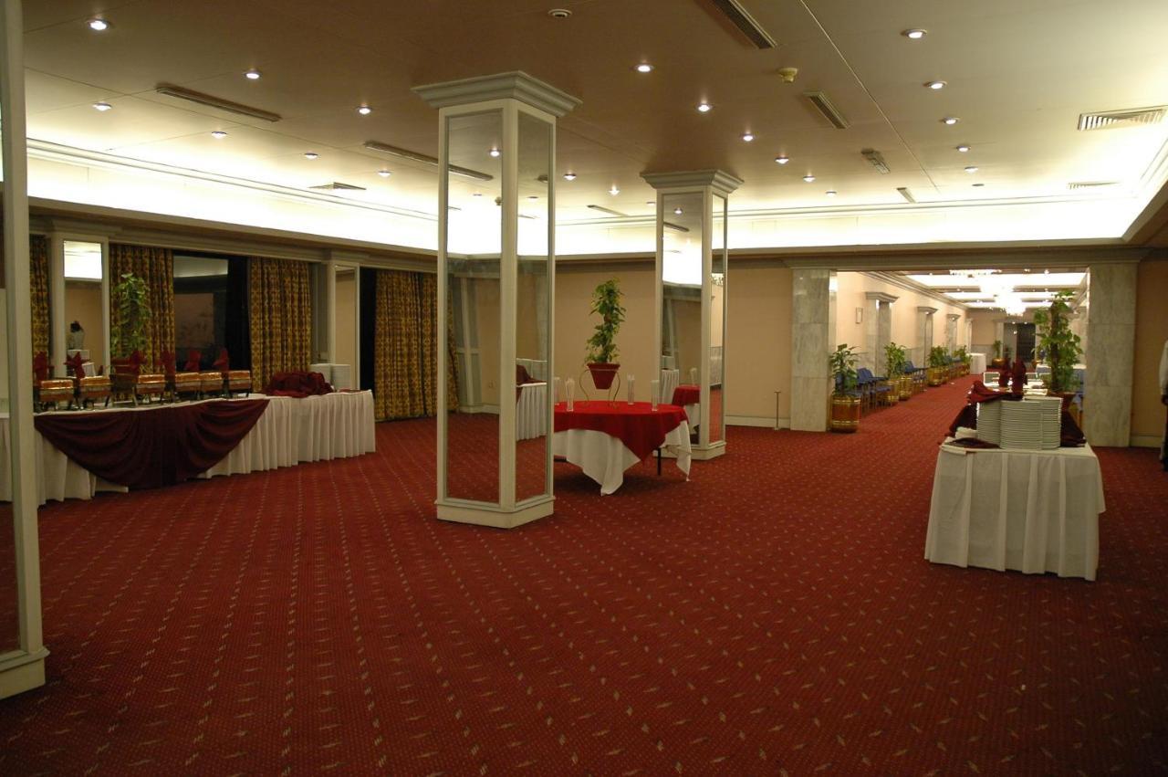 Regent Plaza Hotel&Convention Center Karachi Buitenkant foto
