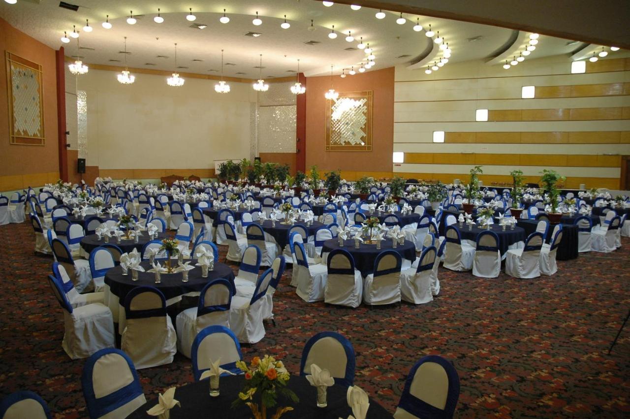 Regent Plaza Hotel&Convention Center Karachi Buitenkant foto