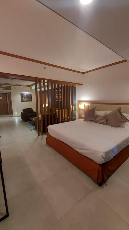 Regent Plaza Hotel&Convention Center Karachi Buitenkant foto