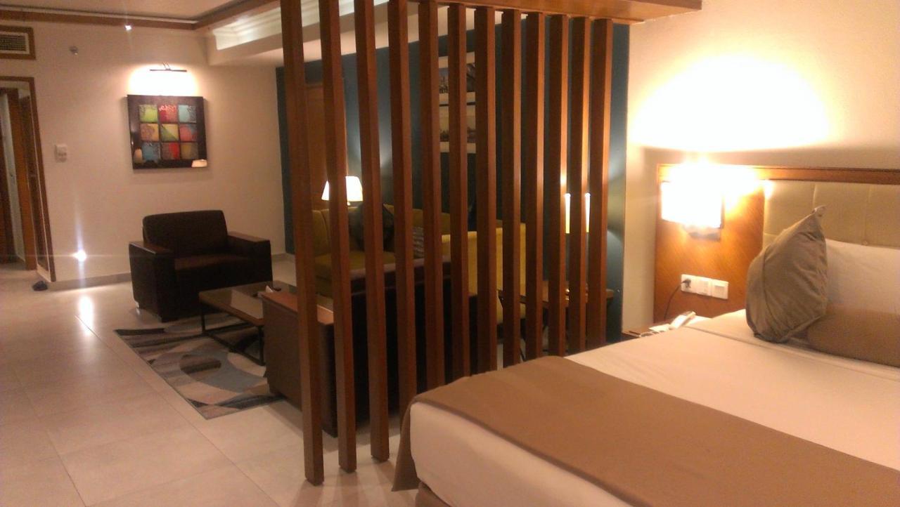Regent Plaza Hotel&Convention Center Karachi Buitenkant foto